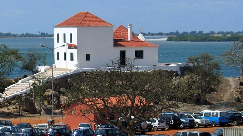 Museu Nacional da Escravatura, Luanda: o edifício branco sobre a baía